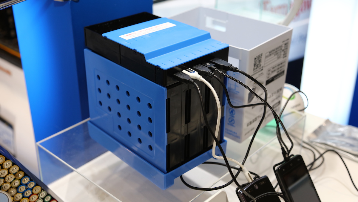 図3　藤倉ゴム工業のMg空気電池パック「Watt Satt（ワットサット）」、スマートフォンを最大5個同時に充電可能