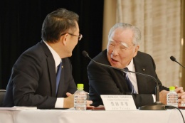 図２　2016年10月にトヨタの豊田章男社長（左）とスズキの鈴木修会長（右）が揃って記者会見した