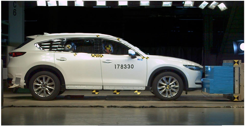 マツダ「CX-8」の衝突試験、つぶれても乗員空間は確保（3ページ目