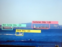 船首に設置する監視カメラで周囲の船舶を検出し、5種類に分類