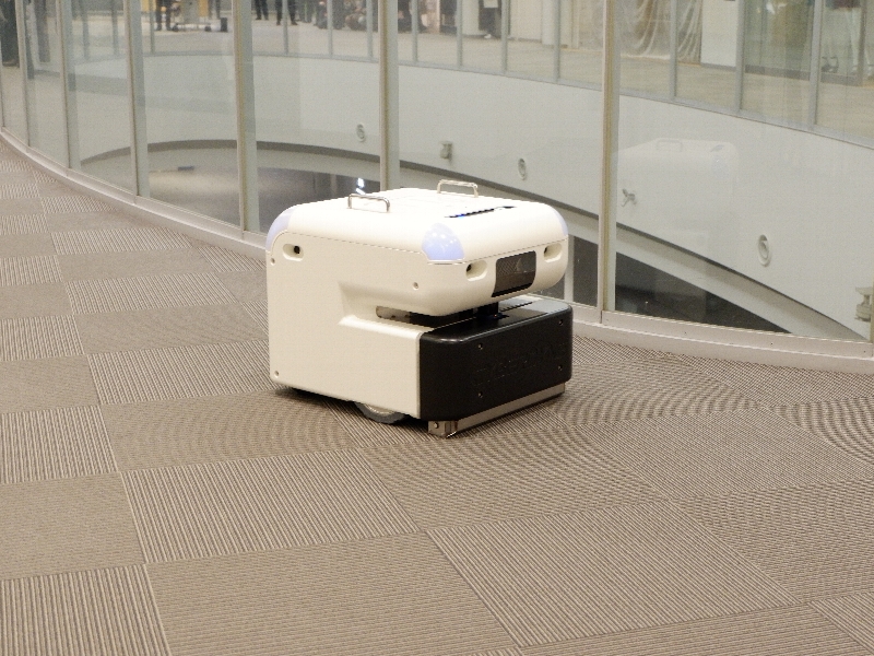 ダイバーシティ東京に掃除ロボ、夜間の清掃員不足を解消 | 日経クロス