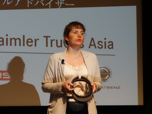登壇した、三菱ふそうトラック・バス IT本部 プロセス&イノベーションでMRを担当しているサラ・マルコン氏