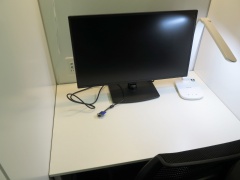 室内のテーブル（左）と、実際にPCやスマートフォンを置いて作業している様子（右）。液晶ディスプレーは27型だ