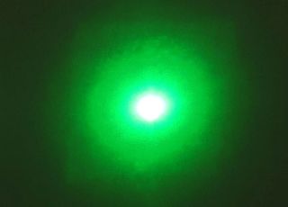 シャープが緑色レーザーの出力を4倍超に、明るいプロジェクター実現へ