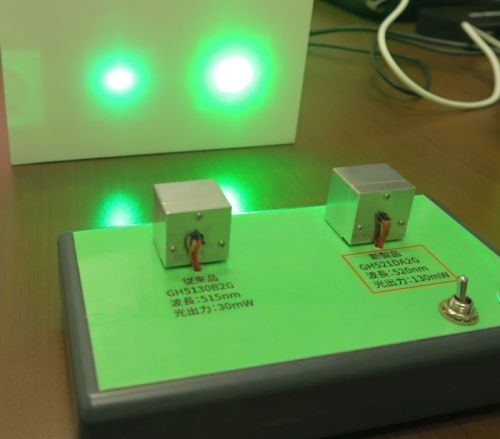 シャープの新旧の緑色発光レーザーの比較のデモ