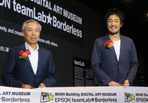 6月21日のオープニングセレモニーであいさつした森ビルの辻慎吾代表取締役社長(左)。右がチームラボの猪子寿之代表