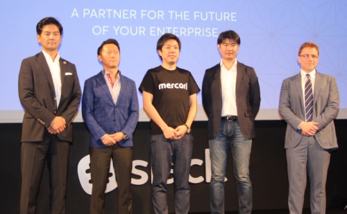 Slackのイベントでユーザー企業担当者とともに登壇するスラックテクノロジーズのスチュワート・バターフィールドCEO（右端）と日本法人の佐々木聖治カントリーマネージャー（左端）