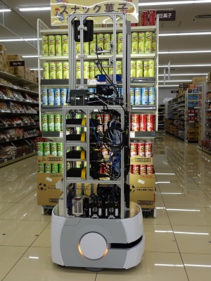 東芝テックが開発した「棚監視ロボット」