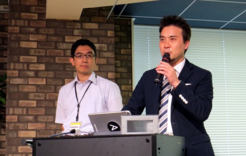 日本OpenStackユーザ会会長の水野伸太郎氏（左）とOpenStack Days/Cloud Native Days Tokyo 2018実行委員長の長谷川章博氏（右）