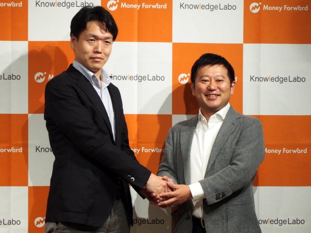 ナレッジラボの国見英嗣社長（左）とマネーフォワードの辻庸介社長兼CEO（最高経営責任者）