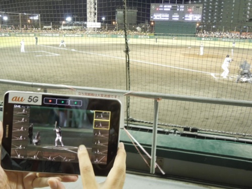 2018年6月27日に沖縄セルラースタジアムで開催されたプロ野球、北海道日本ハムファイターズ対福岡ソフトバンクホークスでの実証実験の様子。目の前のバッターを自分の座席とは異なる視点でタブレット上で観戦できる。バッターはファイターズの中田翔選手