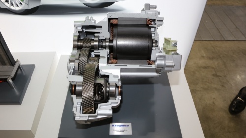 米ボルグワーナー（BorgWarner）が開発したモーターとギアボックスを統合した電気自動車（EV）パワートレーン
