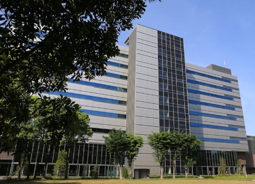 産業技術総合研究所つくばセンターにある研究棟の一つ（茨城県つくば市）