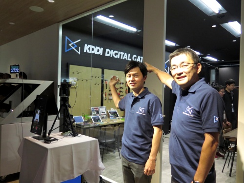 5G・IoT向け新拠点「KDDI DIGITAL GATE」を披露するKDDIの高橋誠社長（右）