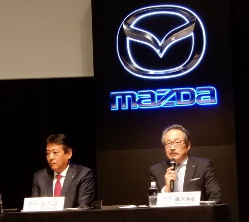 図1 技術戦略を発表する副社長の藤原清志氏(右)と社長の丸本明氏