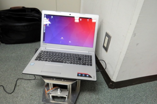 ROSの制御プログラムが稼働するパソコンを台上に置いて自走するメガローバー 