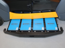 図2　リチウムイオン電池パックはシャシー底部に8個並べて搭載