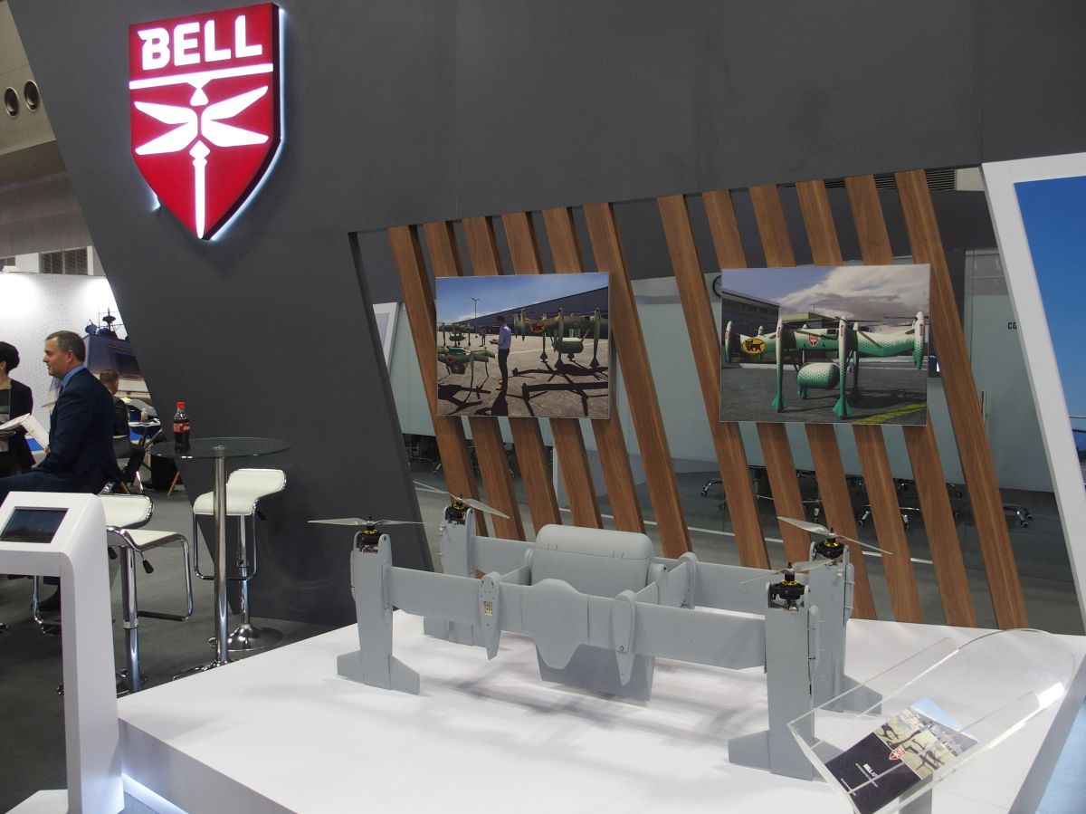 ベルヘリコプターのブースに展示された可搬量が約10kgの試作機（撮影：日経 xTECH）