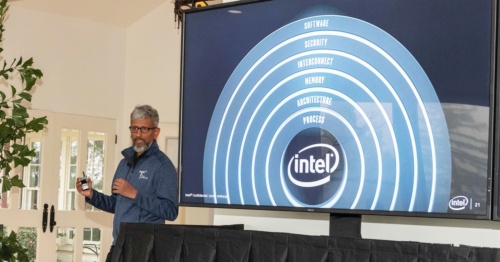 Intel Architecture Dayの様子。IntelのRaja Koduri氏（chief architect, senior vice president of Core and Visual Computing Group and general manager of Edge Computing Solutions）が登壇中。Intelの写真