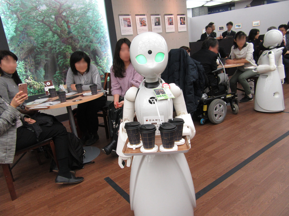 寝たきりの人が自宅にいながらカフェの店員に、分身ロボットで実現する