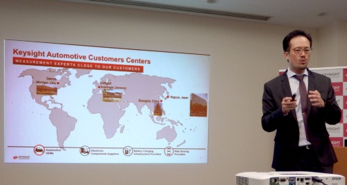 名古屋には世界で4番目のAutomotive Customer Centerを開設。右はキーサイトの代表取締役社長のチエ ジュン氏。日経 xTECHが撮影。スクリーンはKeysightのスライド