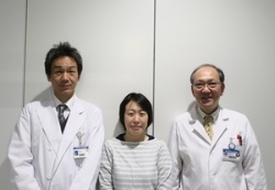 「スマートアームが実用化できれば脳外科手術が変わるだろう」と話す東京大の齊藤延人氏(右)とプログラム・マネージャーを務めた同大の原田香奈子氏(中央)、頭部3次元CGデータを開発した東京大の金太一氏(左)。