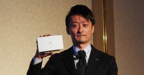 PAC N3000を持つ、インテルの渡海 博史氏(プログラマブル・ソリューションズ営業本部 データセンター & コミュニケーション統括部長)。日経 xTECHが撮影