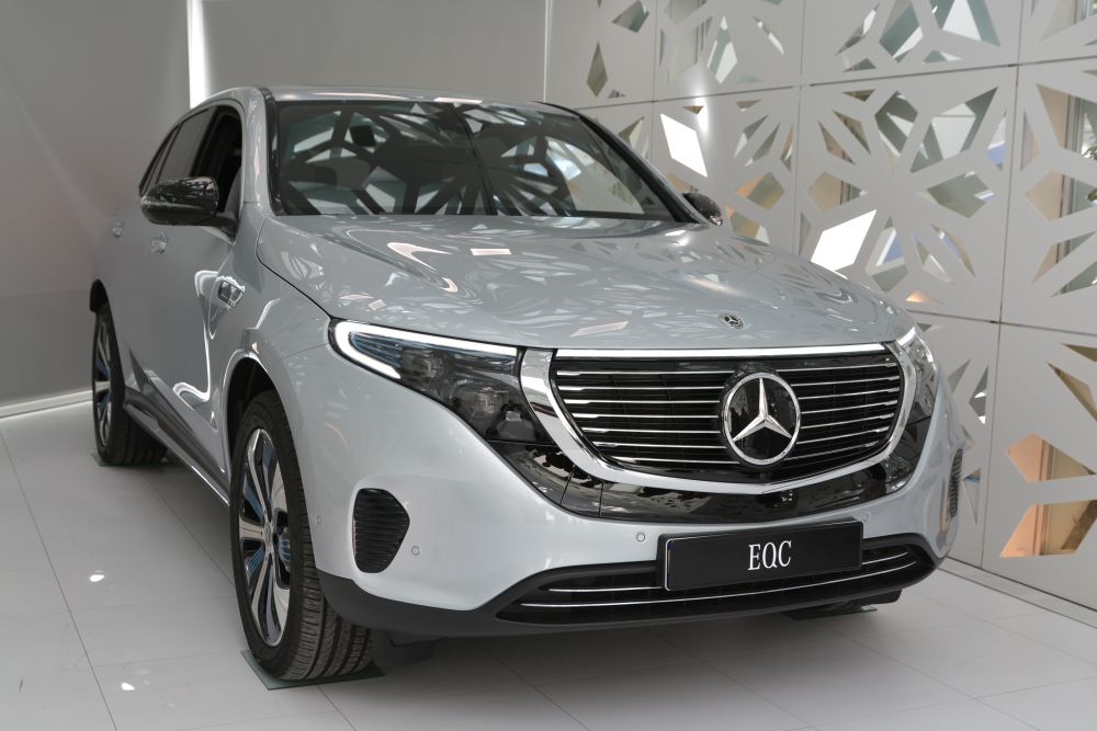 メルセデス・ベンツ、EQブランド初のEV「EQC」を日本で初公開 | 日経