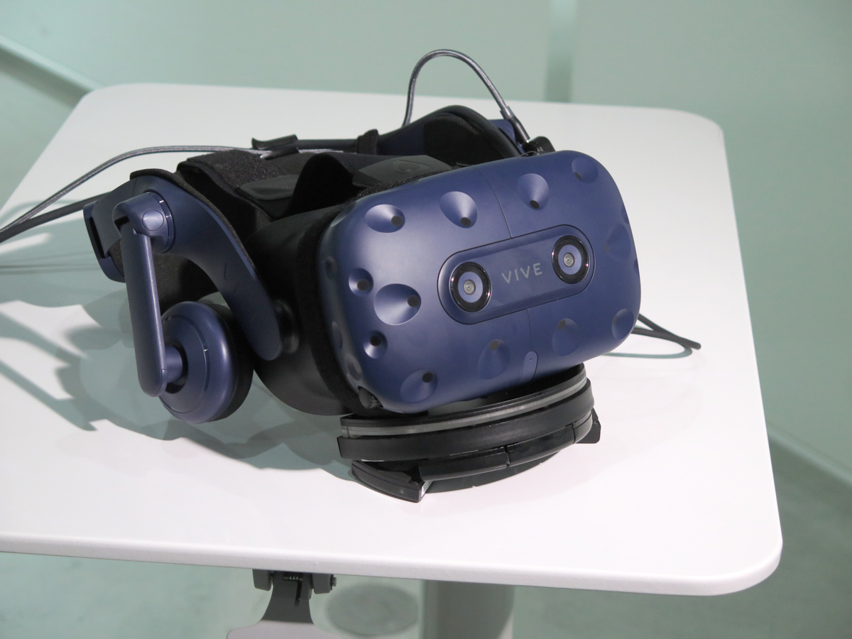 体験者が装着するVRゴーグル。下部に香りを放散するモジュールを取り付けてある
