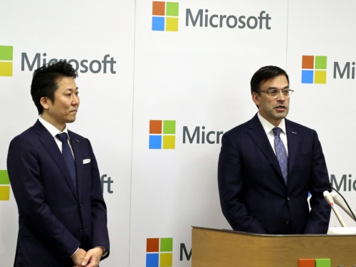 日本マイクロソフトの平野拓也社長(右)と、手島主税働き方改革担当役員