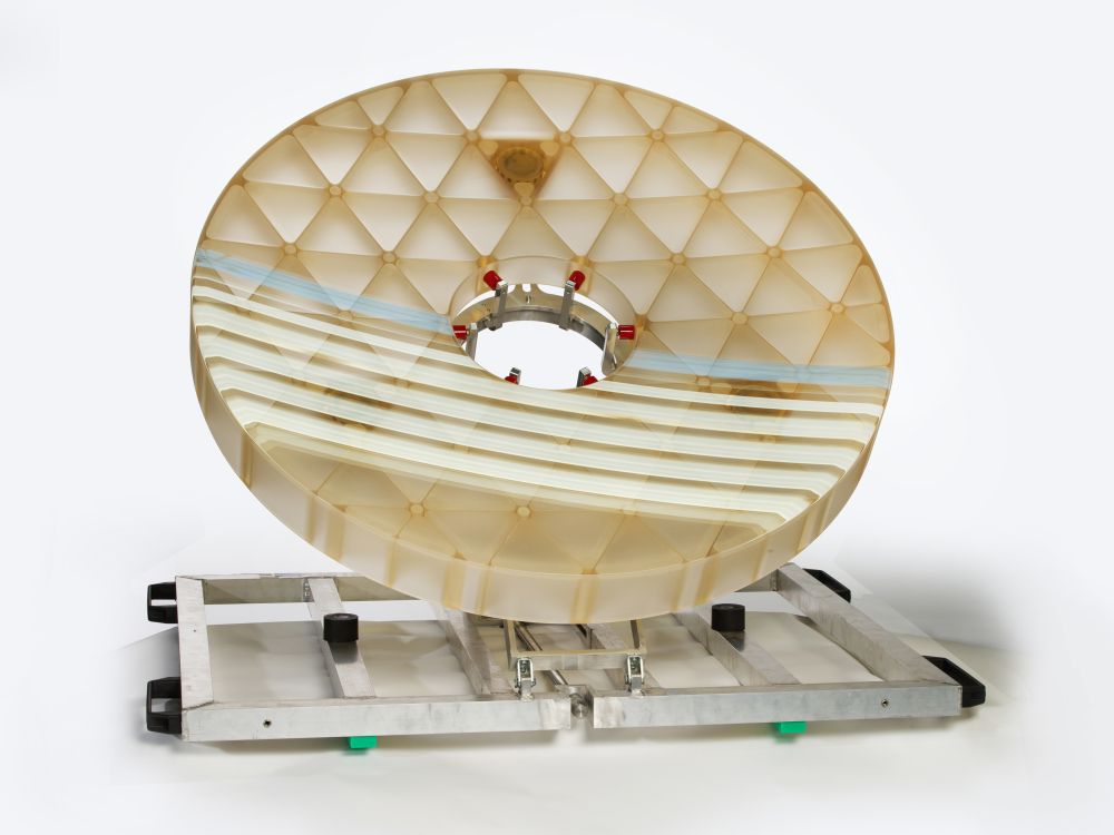大人も着やすいシンプルファッション 人工衛星向けに軽量化を図った望遠鏡用基板、ドイツメーカーが コレクション