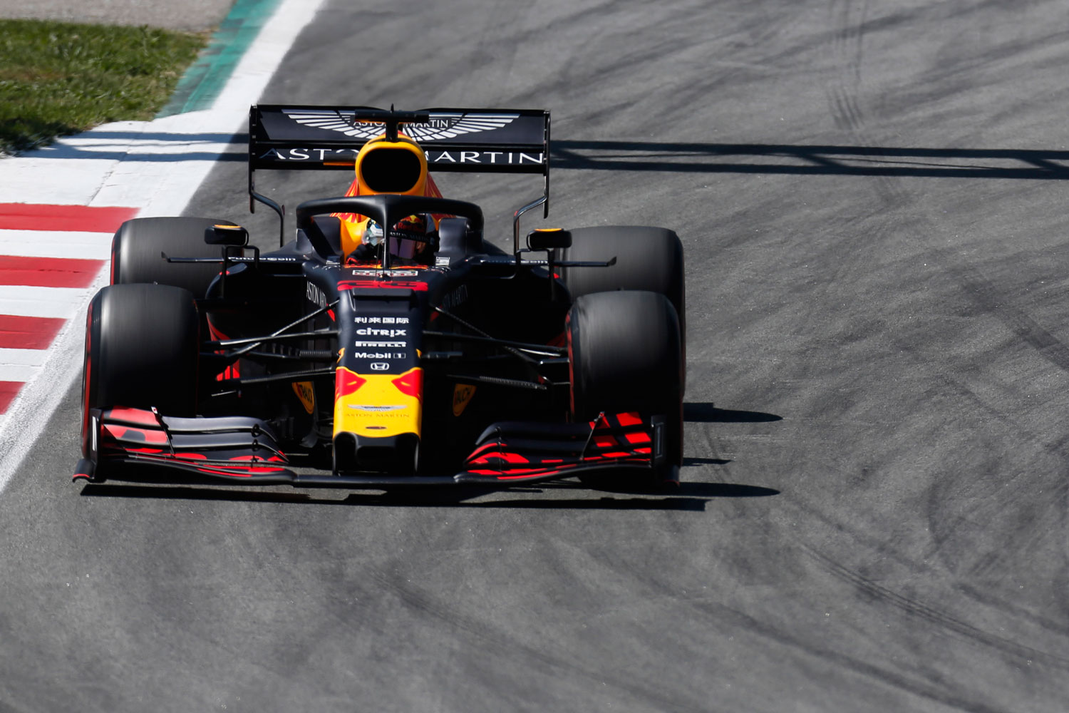 2019年のF1第5戦スペインGP決勝。ホンダがエンジンを供給するAston Martin Red Bull Racingは3位で、表彰台に立った。エンジンにはプレチャンバー技術を採用しているとみられる。（出所：ホンダ）