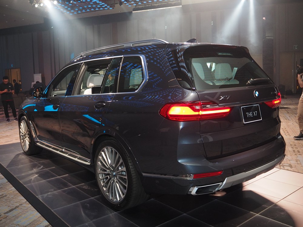 高級路線の旗艦モデルを新設、BMWの新型SUV「X7」 | 日経クロステック