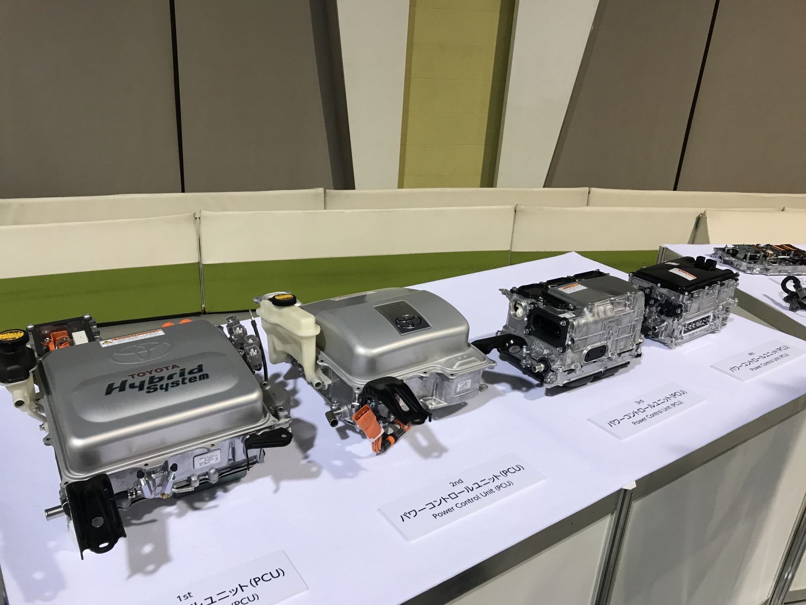 トヨタのハイブリッドシステムのパワーコントロールユニット（PCU）