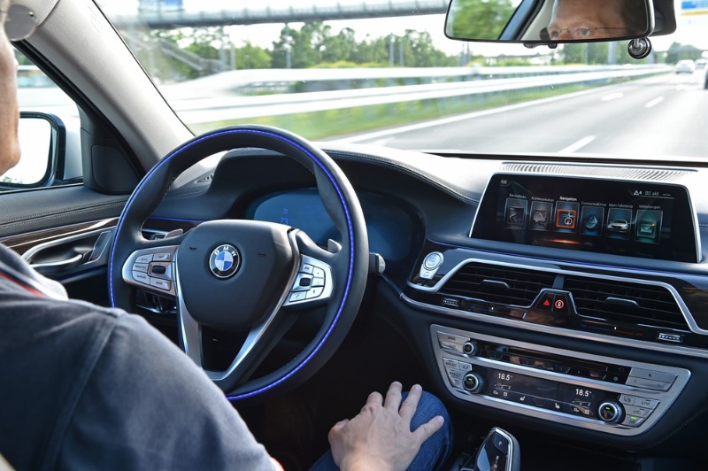 Bmwや日産 手放し運転を可能にする車内カメラ 日経クロステック Xtech