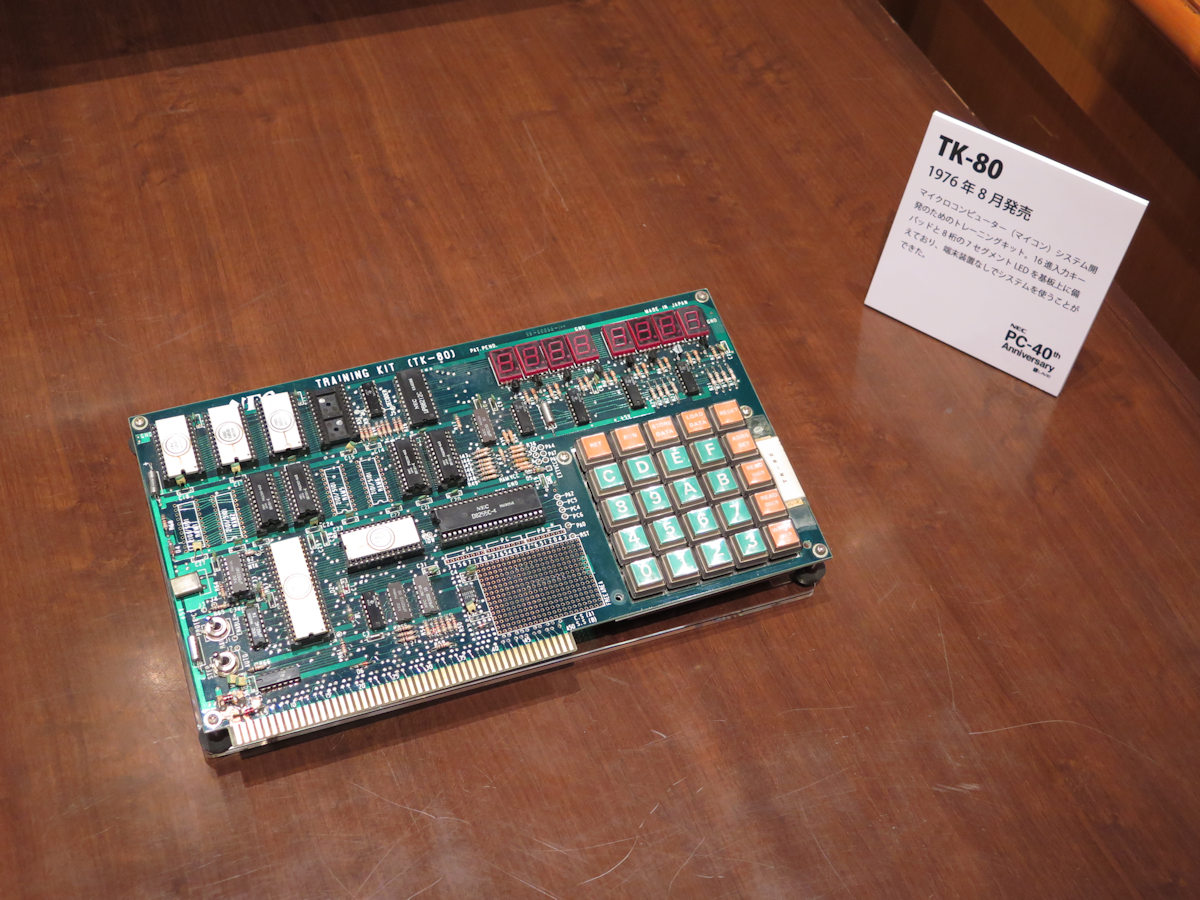 発売40年のPC-8001、ヒットの裏にあったNECの「非常識」な決断とは | 日経クロステック（xTECH）