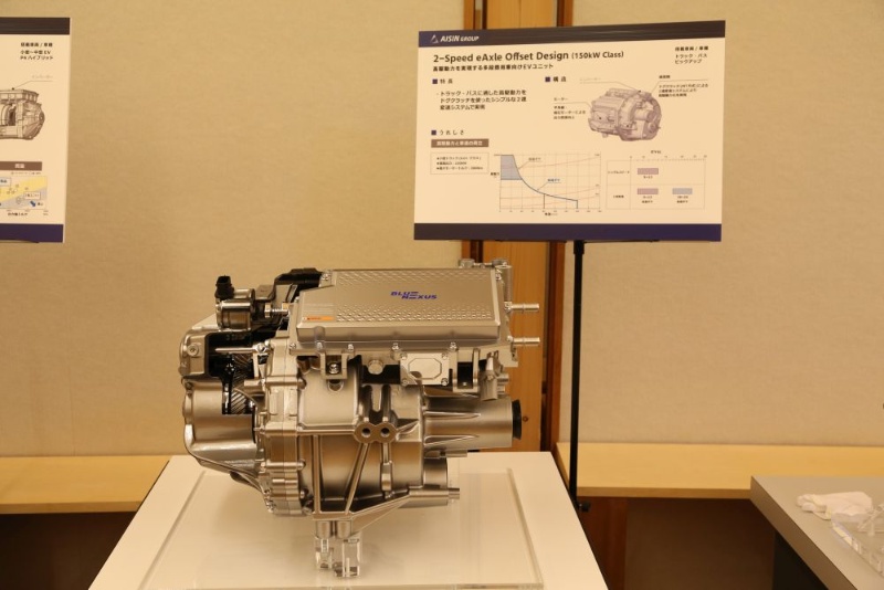 アイシンgが試作車両を公開 前後の電動アクスルで変速ショック相殺 日経クロステック Xtech