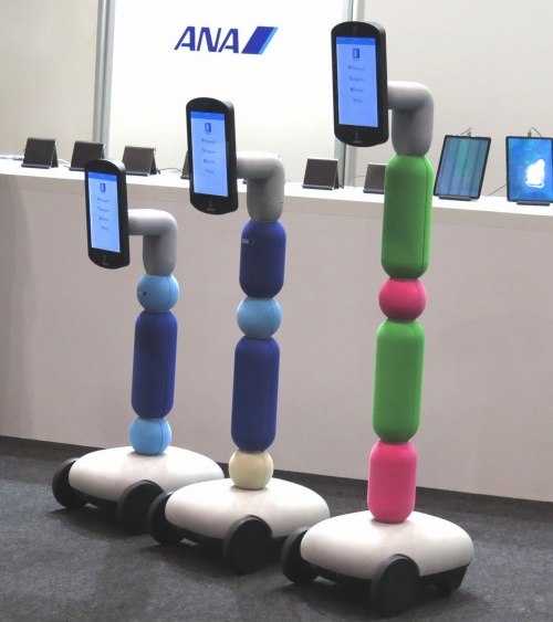 ANAホールディングスが提供するアバター第1弾の「newme」。脚の高さや色は調整可能だ