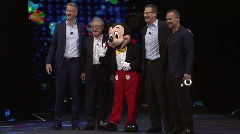 日立が米ディズニーと提携 ミッキーマウスと並んだ東原社長が見るiotの 夢 日経クロステック Xtech 日立が米ディズニーと提携 ミッキーマウスと並んだ東原社長が見るiotの 夢 日経クロステック Xtech