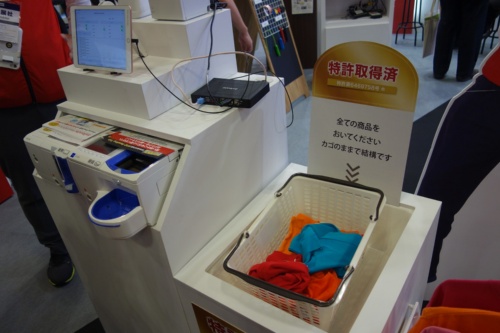 アスタリスクのセルフレジ。「第3回 店舗ITソリューション展 秋」(2019年10月23~25日、幕張メッセ)で展示していた(写真:日経 xTECH)