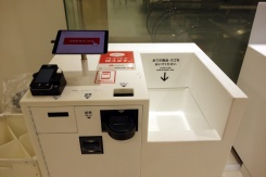 ユニクロのセルフレジ。くぼみに商品を置く(写真:日経 xTECH)