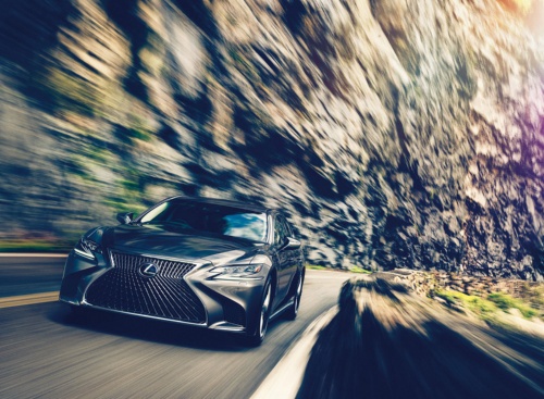 トヨタはレクサス「LS」で「Lexus Safety System+A」と呼ぶ運転支援機能を搭載する。自動操舵(そうだ)回避支援機能などを採用している。2020年に投入する新機能は、同システムの進化版とみられる。(写真:トヨタ)