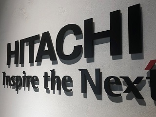 日立が米ディズニーと提携 ミッキーマウスと並んだ東原社長が見るiotの 夢 日経クロステック Xtech