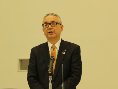 会見に臨んだ塩野義製薬の手代木功社長
