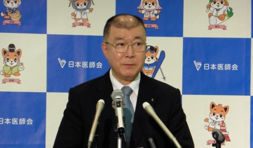 会見で説明する日本医師会の釜萢敏常任理事