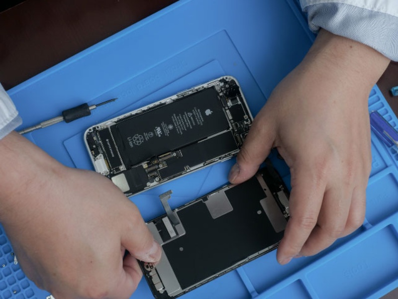 新型seは分解しても Iphone 8 だった 同じ設計を6年使い回すアップルのすごみ 日経クロステック Xtech 新型seは分解しても Iphone 8 だった 同じ設計を6年使い回すアップルのすごみ 日経クロステック Xtech