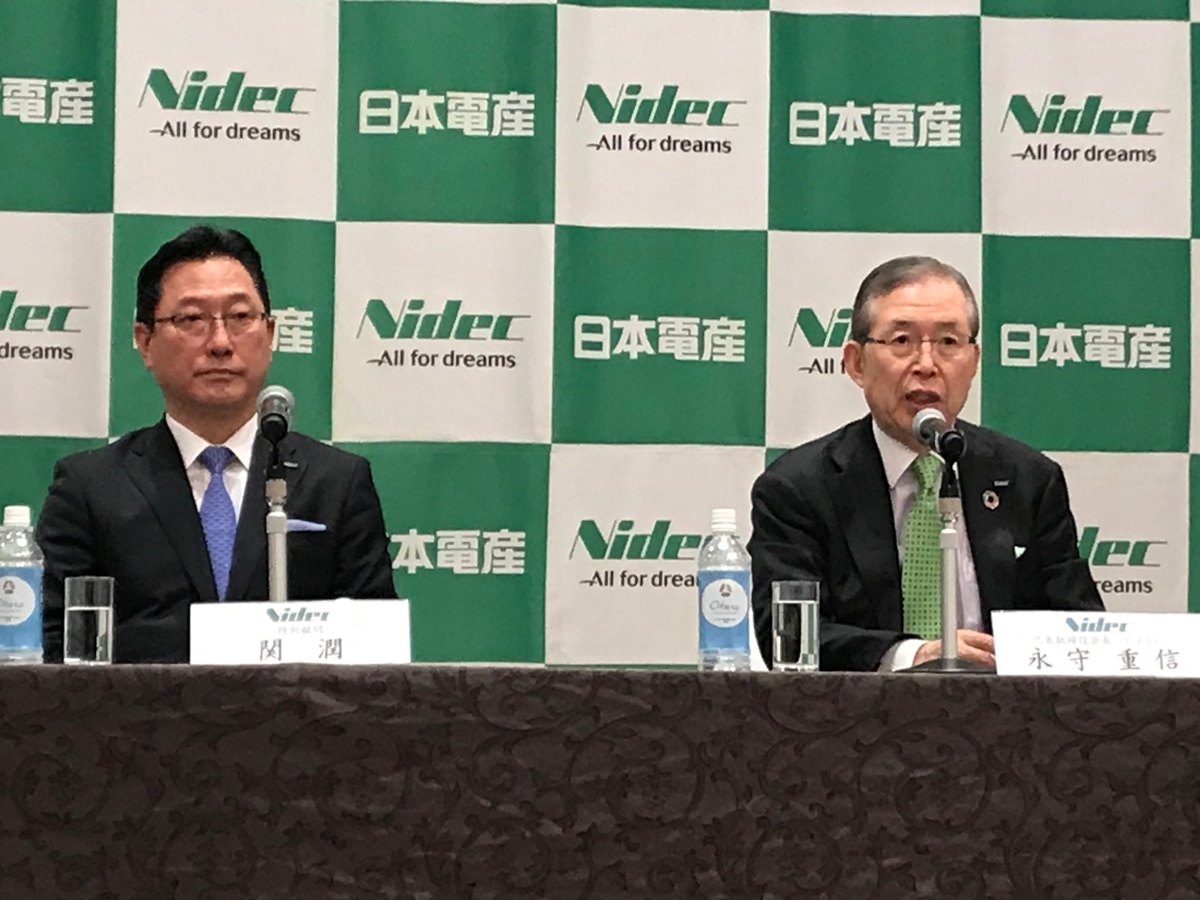 日産副COOの地位を捨て、日本電産社長の座を選んだ関氏（左）