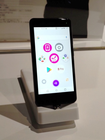 楽天モバイルの独自企画スマホである「Rakuten Mini」。大きなトラブルとなってしまった背景には、3つの判断ミスがあった