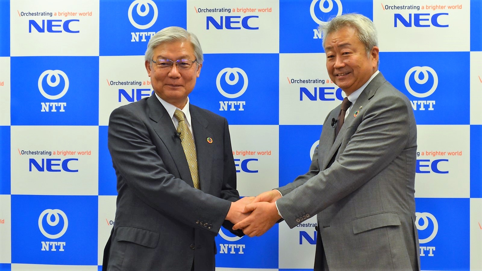 2020年6月25日に資本業務提携を発表したNTTの澤田純社長（右）とNECの新野隆社長兼CEO（左）。電電ファミリーのような内需中心ではなく外需を取り込む新たな日の丸連合を形成 （出所：NEC）