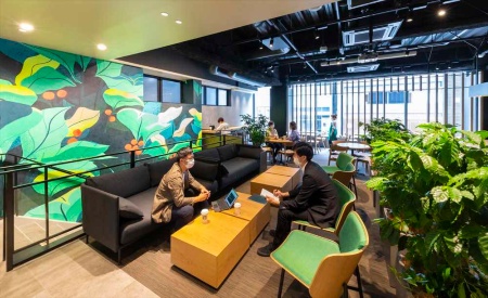 コワーキングスペースとなる「SMART LOUNGE」のソファ席